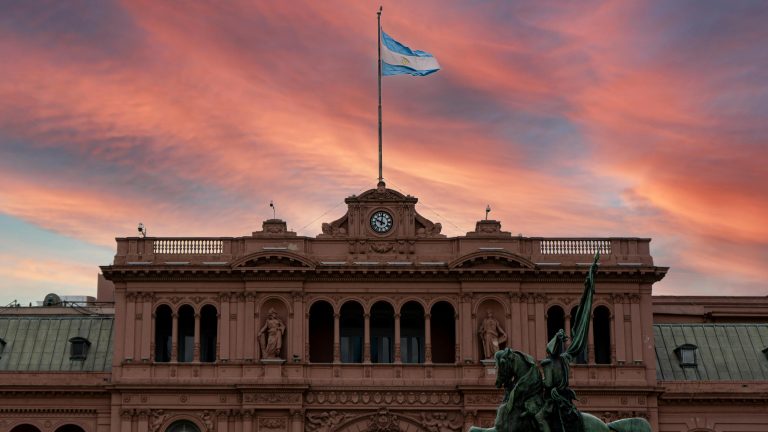La reciente reducción del Impuesto PAIS ha impactado positivamente en la logística internacional. Descubre cómo estos cambios benefician a empresas y transportistas en Argentina.