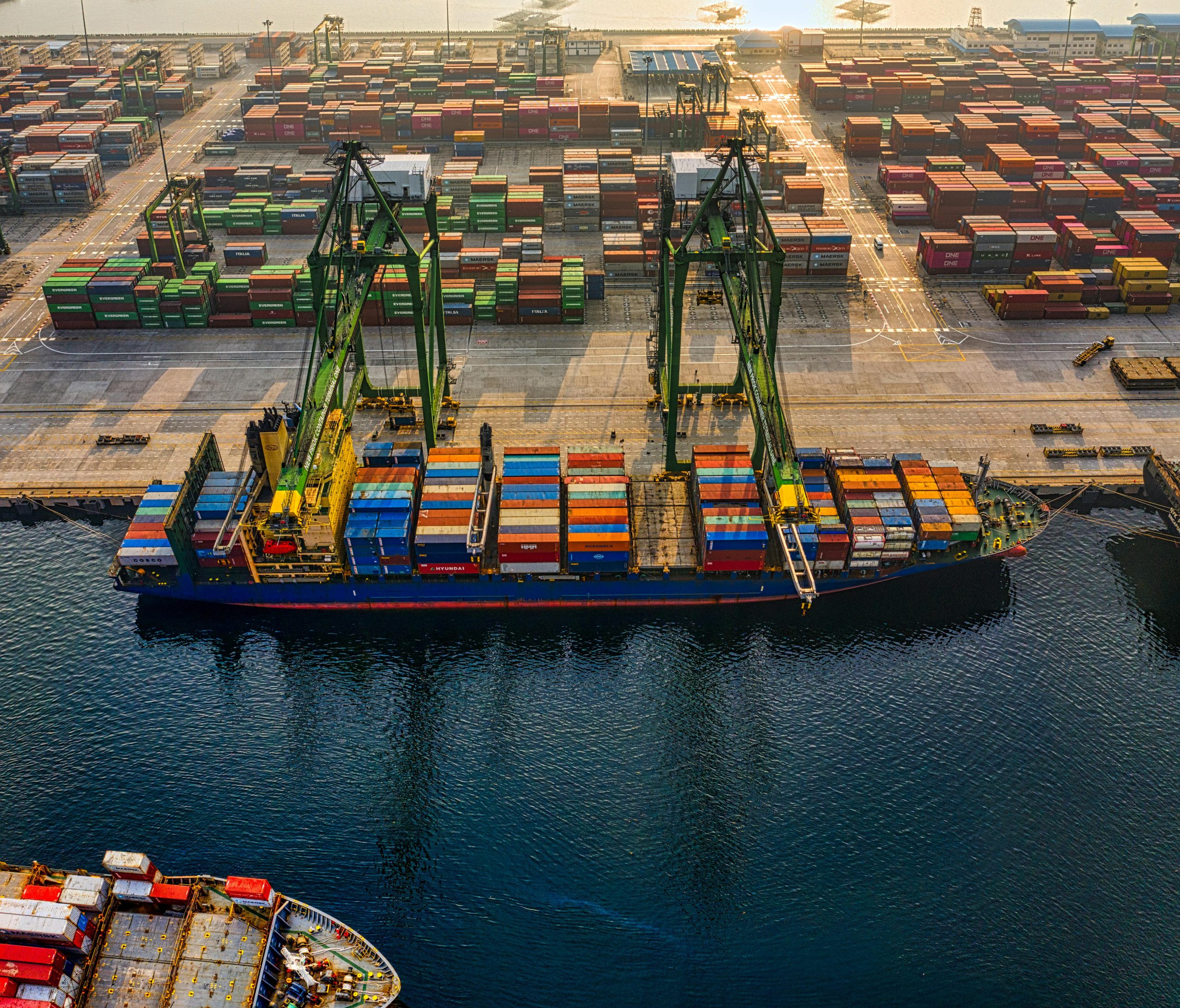 Exportaciones récord, importaciones a la baja